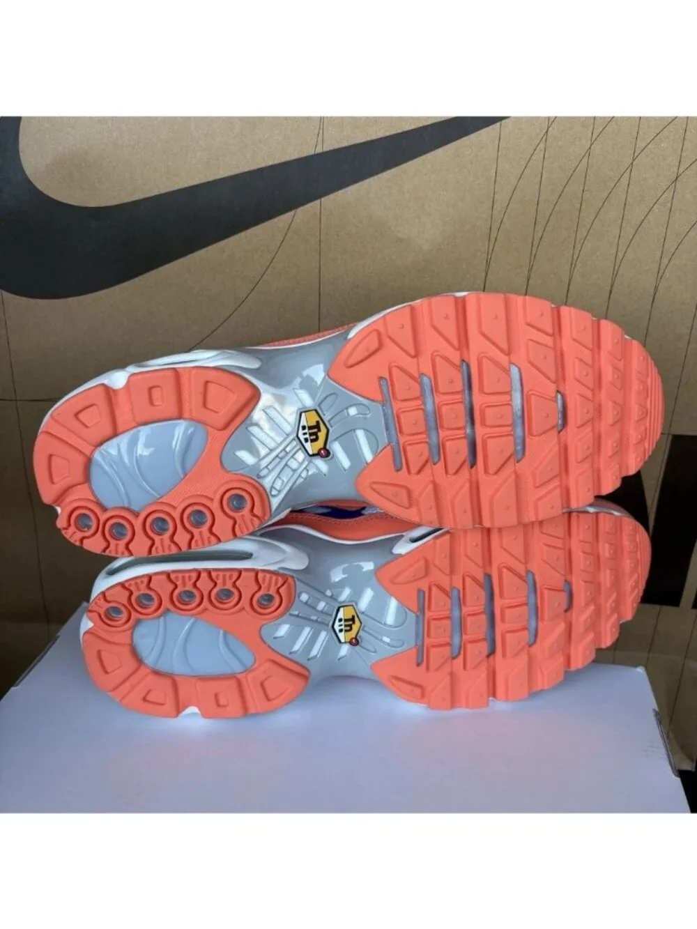 NEW Nike Air Max Plus Blue Coral White HF0665-900 Men Size 10, Womens 11.5